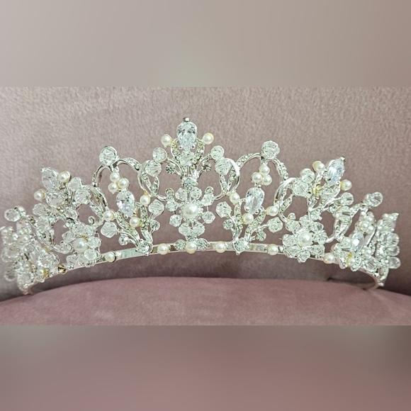 David's Bridal Accessories - 🌟Vintage Inspired Silver Sparkly Tiara with Crystals And Pearls🌟